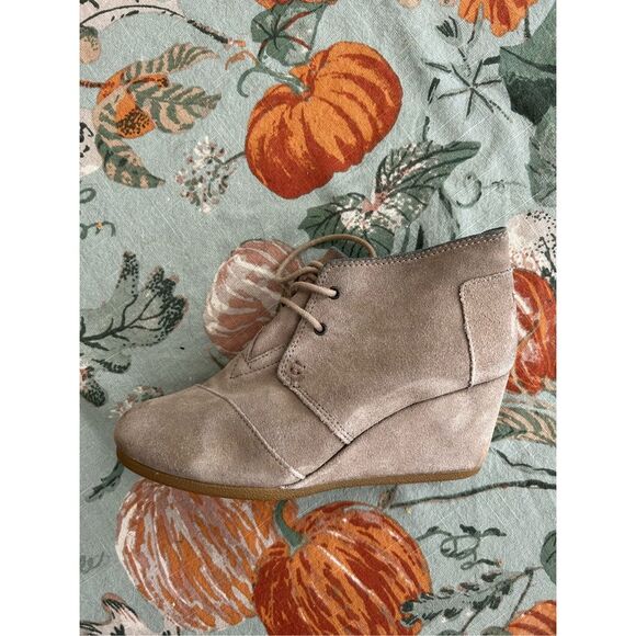 TOMS Tan Taupe Suede Desert Wedges Bootie Heels, Size 7 - Picture 3 of 10